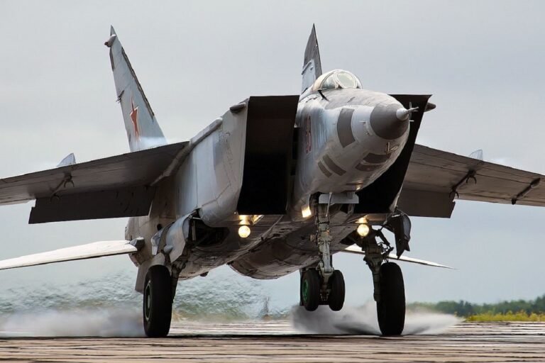 MiG-25R/RB Gallery | Weapons Parade | MiG-25R/RB "FOXBAT-B".